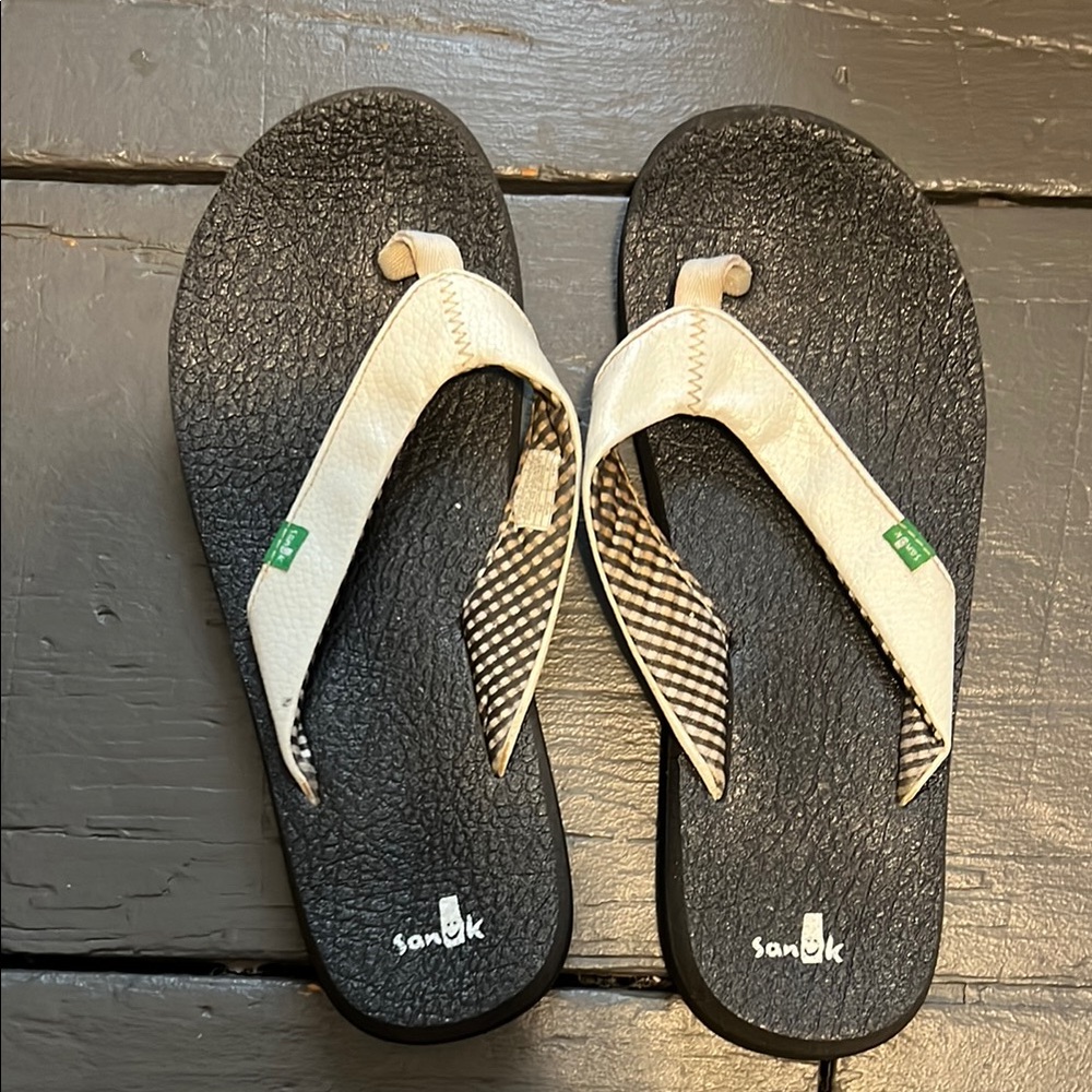 Sanuk Black and White Flip Flops